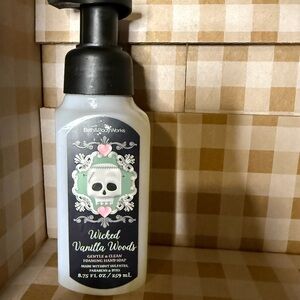 Bath & Body Works Wicked Vanilla Woods Foaming Hand Soap - Black and White